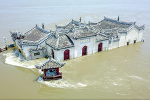 Huy động hàng nghìn khối đá đỏ xây 'kỳ quan' kiên cố nằm giữa lòng sông dài nhất châu Á, tồn tại suốt 700 năm bất chấp đại hồng thủy