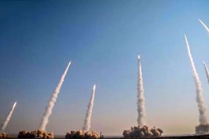 Iran dọa 'khai hỏa' ở eo biển Hormuz, cảnh báo tàu sân bay Mỹ sẽ đối mặt tên lửa và UAV