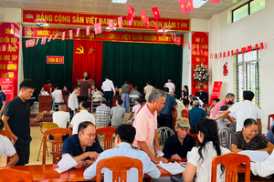 Hàng trăm hộ dân xếp hàng từ sáng sớm nhận tiền bồi thường tại đại dự án 925.000 tỷ của Vingroup