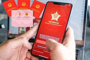 Cán bộ UBND phường yêu cầu tích hợp sổ đỏ vào VNeID, người dân cần chú ý