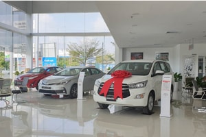 Không cạnh tranh nổi xe điện, nhiều doanh nghiệp và đại lý ô tô phải giảm giá cả trăm triệu đồng để hút khách