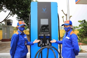 V-Green bắt tay PVOIL, Petrolimex liên minh Xuân Cầu: Hơn 6.000 cửa hàng sắp vừa bán xăng, vừa đổi pin, sạc xe điện