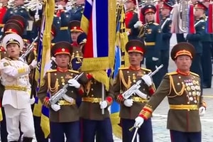 Quân nhân Triều Tiên tham gia lễ duyệt binh trên Quảng trường Đỏ