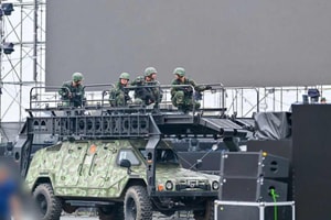 Đưa khí tài quân sự 40 tấn của Việt Nam xuống đường, 20.000 người 'bùng nổ'