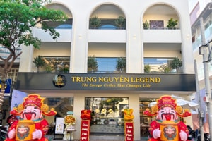 Ông Đặng Lê Nguyên Vũ cùng lúc khai trương 2 cửa hàng Trung Nguyên Legend tại 'hòn ngọc biển Đông' của Việt Nam