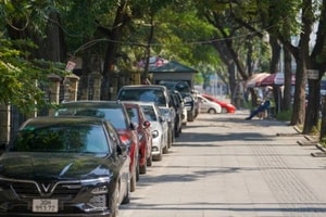 Một loại phí dự kiến tăng mạnh: Người đi ô tô, xe máy ở Hà Nội đứng trước áp lực lớn