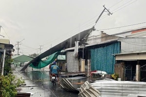 Mưa giông kèm lốc xoáy làm 47 căn nhà bị sập và tốc mái