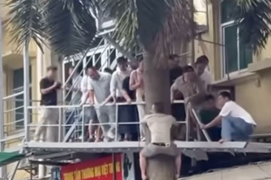 Công an Lạng Sơn nói gì về clip cho rằng 'nhiều người đu cây tháo chạy khỏi casino'