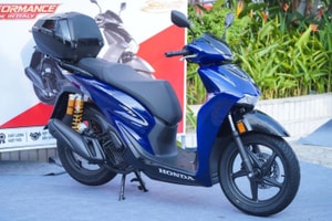 Cận cảnh Honda SH 150i Vetro Blue giá 235 triệu: Dàn áo trong suốt có gì đặc biệt?
