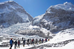 Hướng dẫn viên tử vong sau khi rơi xuống khe băng sâu gần 7.200m trên đỉnh Everest
