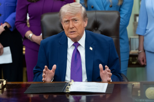 Ông Trump muốn miễn thuế xăng, chuyên gia cảnh báo Mỹ có thể 'bay hơi' 3,5 tỷ USD/tháng