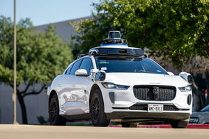 Công ty Mỹ triệu hồi gần 4.000 robotaxi sau khi xe tự lao vào vùng ngập nước