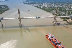 Việt Nam sắp hợp long cây cầu dây văng có tĩnh không cao nhất cả nước