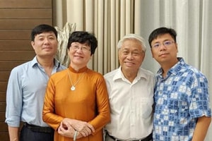 Nhà thơ, nhà báo nổi tiếng VN có con là 'thần đồng' Toán học lừng danh, làm Giám đốc viện nghiên cứu dữ liệu của tỷ phú Phạm Nhật Vượng
