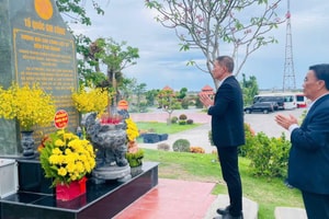 Chủ tịch Tập đoàn Sơn Hải dâng hương tại 'tọa độ lửa' bên bờ sông Gianh