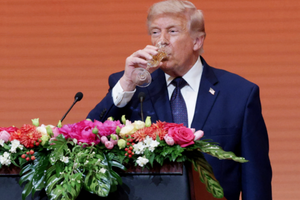 Ông Trump bất ngờ nuốt lời thề kiêng rượu suốt đời khi dự đại tiệc ở Trung Quốc, tạo khoảnh khắc ‘gây sốt’ cộng đồng mạng