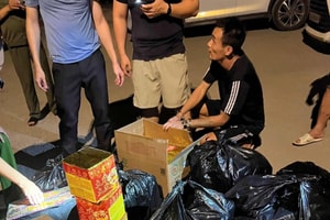 Kiểm tra một xe tải trên đường, phát hiện 15 túi nilon màu đen chứa hàng chục hộp giấy in chữ Trung Quốc