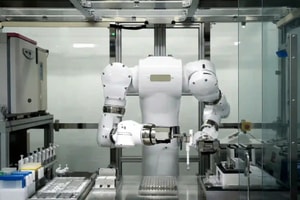 Lần đầu trên thế giới: Quốc gia châu Á mở phòng thí nghiệm 'không người', robot tự nuôi cấy tế bào, tự vận hành suốt ngày đêm