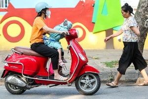 Hành vi phụ huynh chở con đi học như này dễ bị phạt tới 10 triệu và trừ 12 điểm GPLX, cần biết để chấp hành