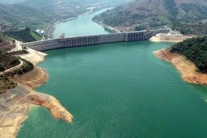 Việt Nam chính thức động thổ dự án điện mặt trời giữa lòng hồ nhà máy thủy điện lớn nhất Đông Nam Á, vốn đầu tư 17.000 tỷ