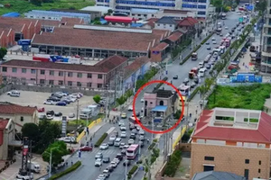 Đòi đủ 6 căn nhà trung tâm, gần 400 tỷ tiền mặt mới rời đi, người đàn ông thản nhiên sống giữa đường quốc lộ suốt 14 năm