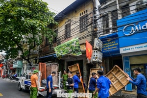 Di dời người dân khỏi chung cư 'chờ sập' ở Ninh Bình