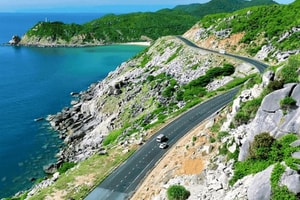 Cung đường ven biển đẹp nhất Việt Nam: Dài 30km, ôm trọn vịnh biển từng in dấu ‘tàu không số’ huyền thoại