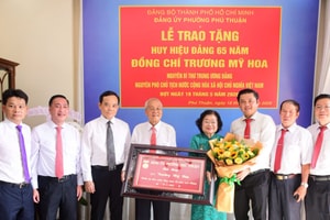 Nguyên Phó Chủ tịch nước Trương Mỹ Hoa nhận Huy hiệu 65 năm tuổi Đảng