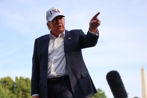 Ông Trump hoãn kế hoạch tấn công Iran, giá dầu giảm mạnh