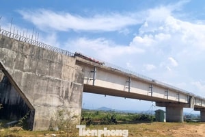 Đà Nẵng: Cầu 220 tỷ chưa làm xong đã rỉ sét