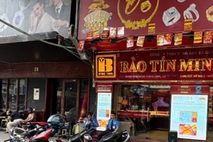 Cảnh tượng lạ trên 'phố vàng' Hà Nội