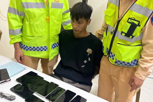 Kiểm tra balo của Nguyễn Văn Tiến SN 2003, tịch thu 20 chiếc điện thoại iPhone và nhiều tang vật