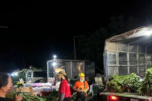 Chủ tịch Hà Nội chỉ đạo kiểm tra chợ hoa khủng hoạt động chui tại phường Kiến Hưng