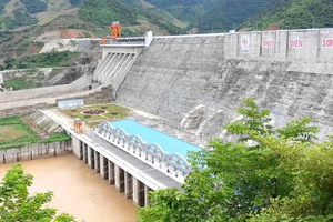 Huy động gần 3 triệu m3 bê tông, Việt Nam hoàn thành công trình lot top thế giới, bên cạnh những công trình của Trung Quốc, Nga, Paraguay, Mỹ, Venezuela