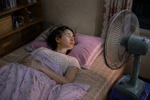 Đêm nóng hầm hập khiến nhiều người mất ngủ: Đây là 8 cách giúp ngủ ngon hơn