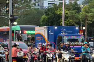 Người bán hàng tràn xuống ngã tư ở Hà Nội, nguy cơ tai nạn rình rập