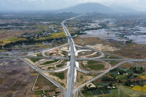 Chỉ vài giờ nữa, chính thức thông xe 20km cao tốc ‘rừng - biển’ đầu tiên của Việt Nam
