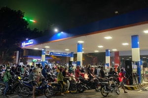 Trước khi nổ máy, Phó Giáo sư nói kỹ về việc phải ‘lắc bình’ khi sử dụng xăng E10