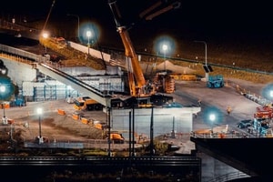 Vận chuyển khối bê tông nặng 120 tấn xuyên đêm để xây ga metro trên cao, mỗi cấu kiện nặng gần bằng 3 chiếc Boeing 737