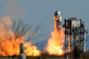 Tên lửa được kỳ vọng đưa NASA lên mặt trăng phát nổ dữ dội ngay trên bệ phóng, cả khu dân cư rung chuyển trong đêm
