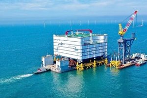 Láng giềng Việt Nam đưa khối thép 25.000 tấn cao 8 tầng ra khơi, chuẩn bị vận hành 'siêu trạm' điện gió lớn nhất thế giới