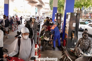 Hà Nội: Dòng người xếp hàng đổ xăng E10
