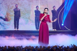Ca sĩ là Tiến sĩ Âm nhạc trẻ nhất Việt Nam hiện là Phó Giáo sư, đảm nhận chức Trưởng khoa ở ngôi trường ‘cánh chim đầu đàn’ trong lĩnh vực