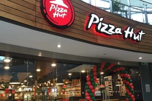 Không còn là ‘gà đẻ trứng vàng’, Pizza Hut bị đưa lên bàn đàm phán