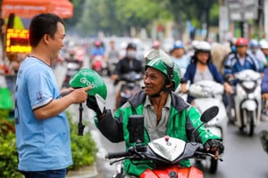 Những người lái xe công nghệ, bán hàng online có thể phải thực hiện chính sách bắt buộc này