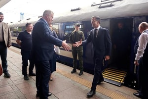 Tổng thư ký NATO bất ngờ đến Kiev
