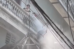 Clip gây xôn xao: Người thợ trên mái nhà bị xịt nước từ tầng cao, công an vào cuộc