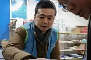 Phó Giáo sư từng đứng trên bục giảng đường suốt 20 năm nay chọn đi làm shipper, nói rõ về lý do và 'bóc tách' thu nhập thực tế