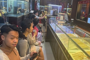 Lỗ ngay 4 triệu đồng/lượng, vì sao nhiều người vẫn xếp hàng mua vàng?