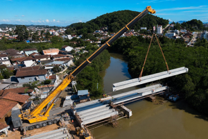 Huy động cần cẩu khổng lồ lắp 72 dầm bê tông nặng gần 16 tấn để xây cây cầu trị giá 140 tỷ đồng, phục vụ hơn 114.000 cư dân